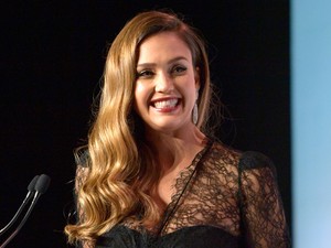 Jessica Alba álomszép kismama, gyönyörű ruhában mutatta meg a pocakját