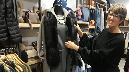 Kákonyi Dóra ma is nagyon csinos szőrmebetétes pulcsijában!