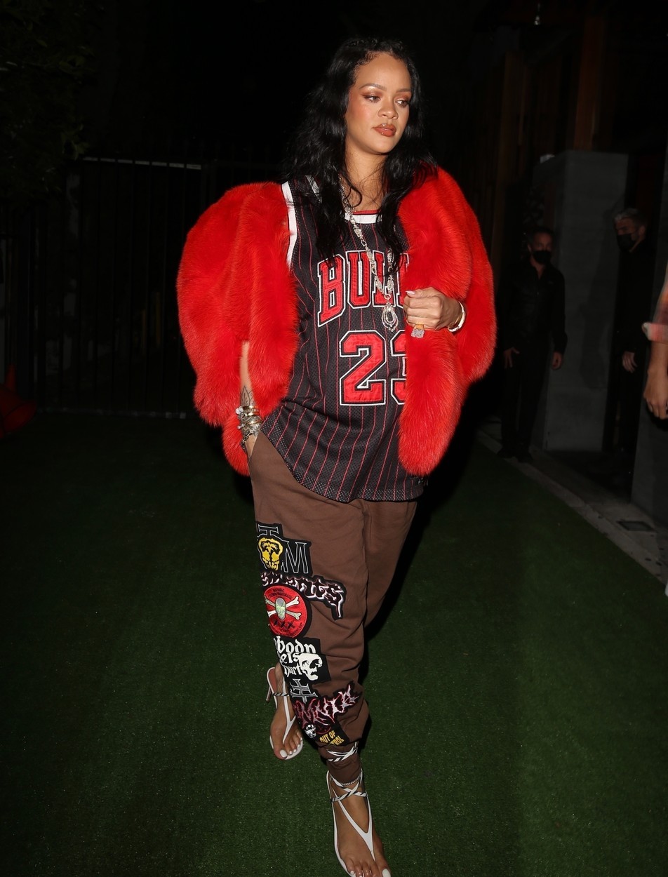 Rihanna újra felvette az egyik leghíresebb kabátját és vagány csavart vitt bele