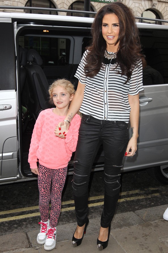 Katie Price és kislánya Princess, amikor még nem fedezte fel a mama sminkkészletét