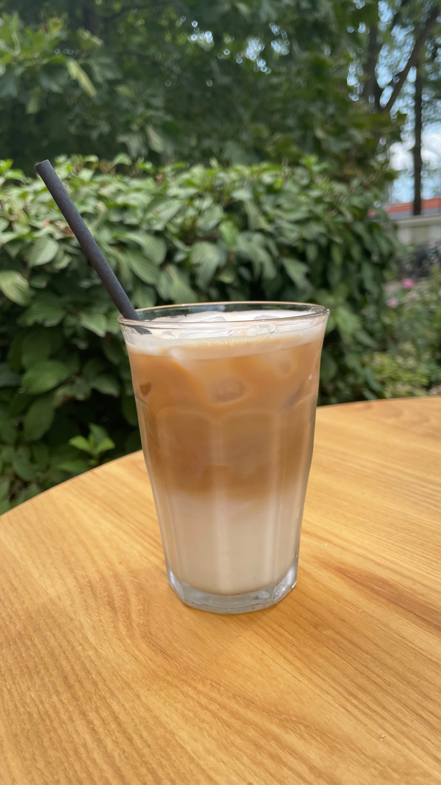 A kiszolgálás gyors volt, az 1300 Ft-os ár pedig a Balatonfüreden megszokott átlag. Sima tejjel, koffeinmentesen kértem - egyszerű, de nagyszerű kis kávé volt, bár egy kis fagyit el tudtam volna viselni. Pluszpont, hogy a bicikliút mellett van, rengeteg biciklitárolóval, így akár egy Balaton-kör közben is meg lehet itt állni.