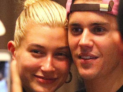 Egy 8 éves fotón Hailey Baldwin egy újságot tart, amin Justin Bieber szerepel, de nem ez a döbbenetes benne