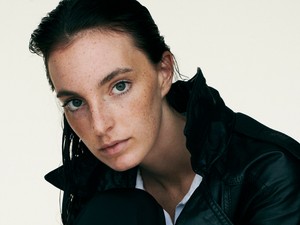 A repülőgép ablakán keresztül is érik káros UV-sugarak a bőrt - Szépségápolási tippek és trükkök Balázs Luca Glamour-nagykövettől