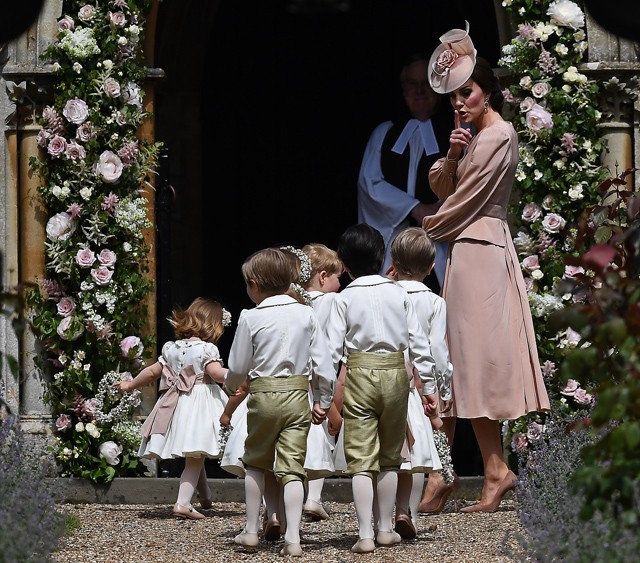 Kate Middleton csendre inti az apró koszorúshadat