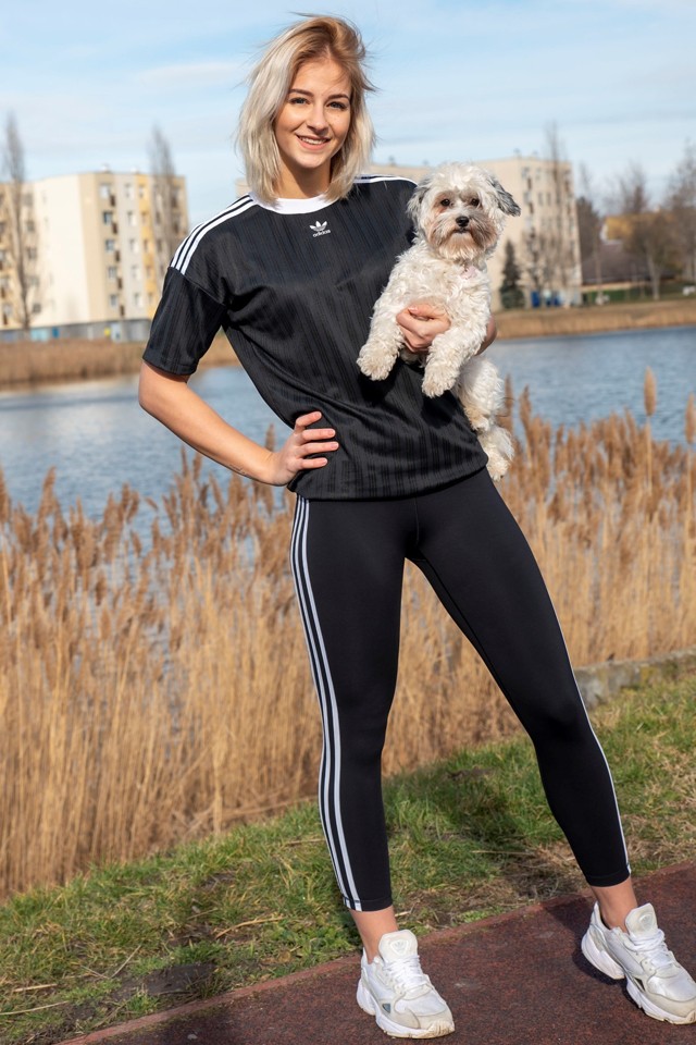 Fodor Csenge egy ultralaza retró szettben búcsúzik kutyusával