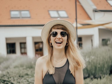 Imádjuk Lángi Dorka mai bohókás szettjét