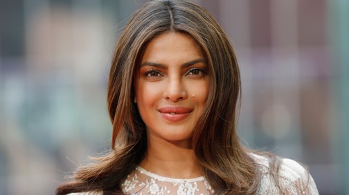 Brutálisan szexi: Priyanka Chopra megmutatta, hogyan kell viselni a csipkeoverallt és most azonnal veszek is egyet!
