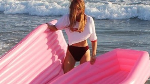 Te is egy igazi vámpír vagy a strandon? Itt a felfújható vízikoporsó!