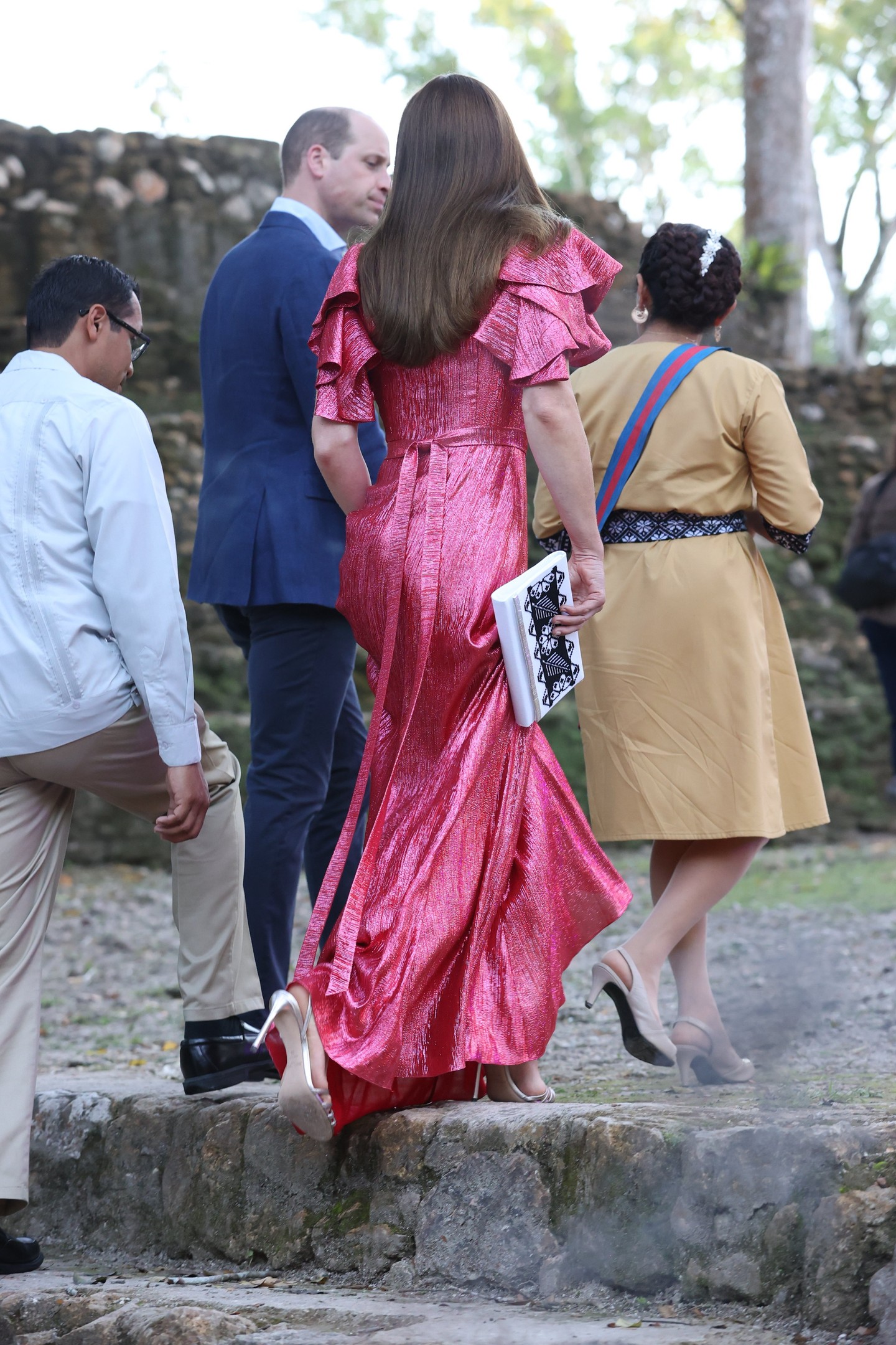 A Belize főkormányzója által rendezett különleges fogadáson egy rózsaszín, csillámló Vampire's Wife kreációban tündökölt - teljesen egyenes hajjal.  