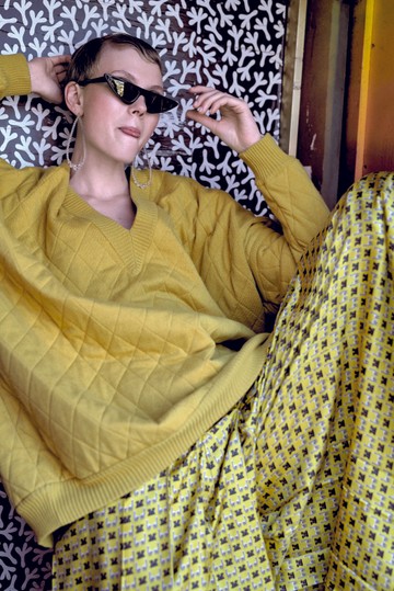 VEGYÜLJ EL, DE NE TŰNJ EL! ERRE VALÓ EGY MONOKRÓM ÖLTÖZÉK EXTRA MINTÁVAL. Felső és szoknyanadrág MAX MARA Napszemüveg ANDY WOLFFülbevaló SASKIA DIEZ