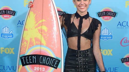 Miley Cyrus bőrmelltartós Saint Laurent szerelése