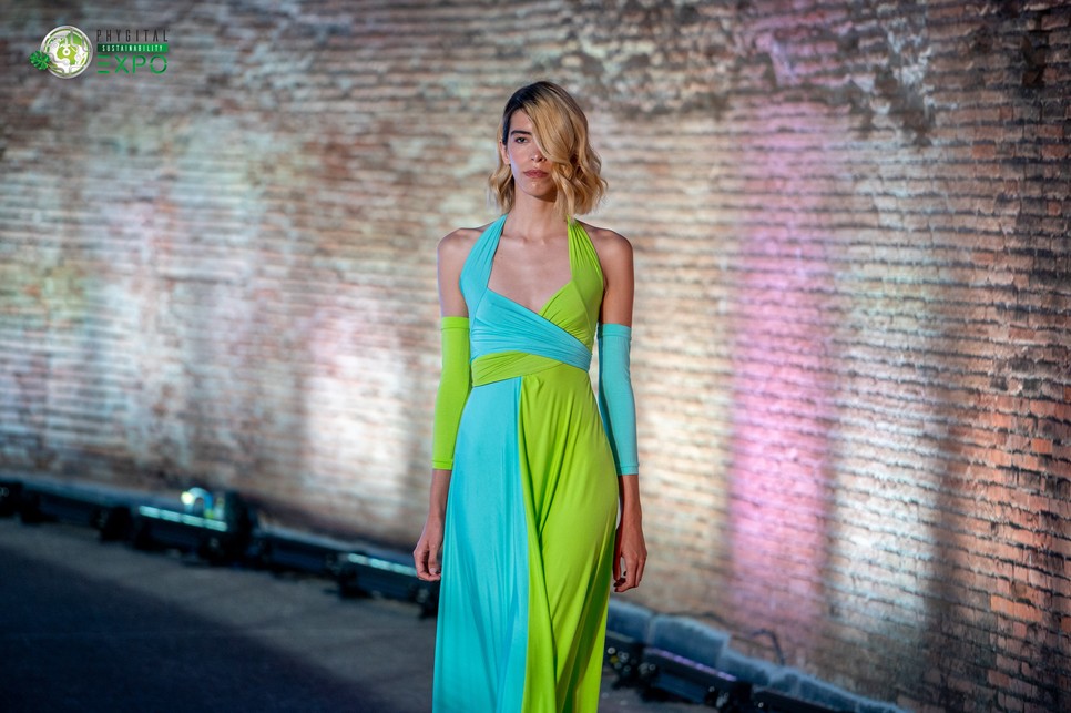 A narrált divatbemutatón a bemutatótt ruhákról beszéltek, elmondták az alapanyagok forrását, milyenségét, azt, hogy mennyi energia, víz felhasználásával készültek, és hogy milyen módon fenntarthatóbbak mint az egyéb ruhák A Phygital Sustainability Expo célja az edukáció