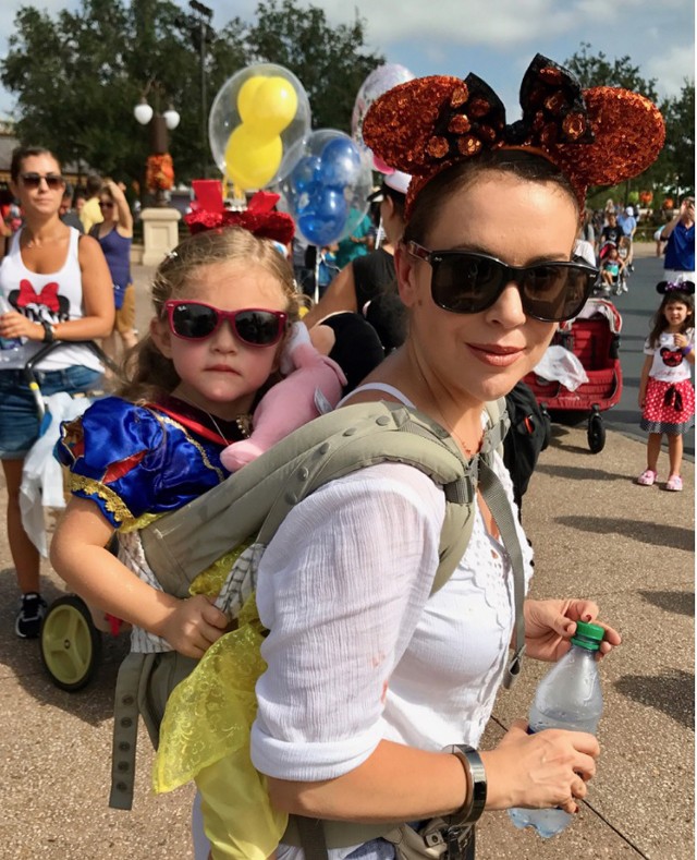 Alyssa Milano gyerekei hihetetlenül cukik! Disneylandbe látogatott a család!