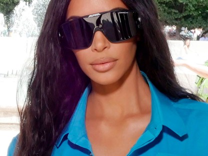 Kim Kardashian az autószerelők gyöngye lenne ebben a ruhában! 