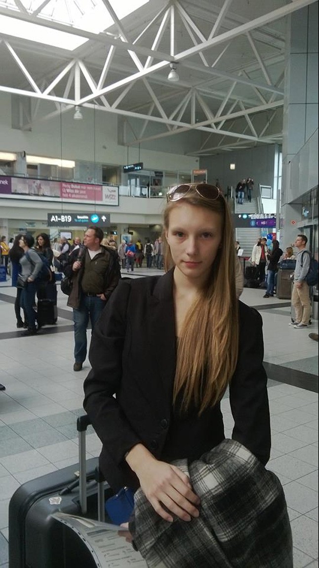 Bogi már a reptéren.