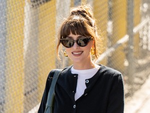 2024 stílusikonja Dakota Johnson, még a sneaker divatot is ő diktálja idén