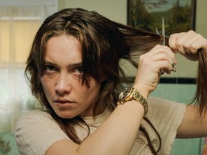 Florence Pugh a kamerák előtt vágta le saját haját + 3 dolog, ami tényleg megtörtént egy forgatáson