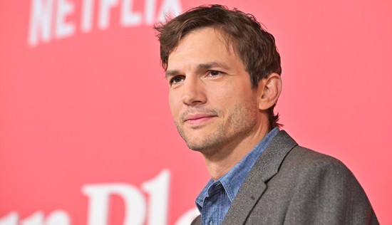 Ashton Kutcher számára nagyon nehéz a vörös szőnyegen állni, és az ok borzasztóan szomorú