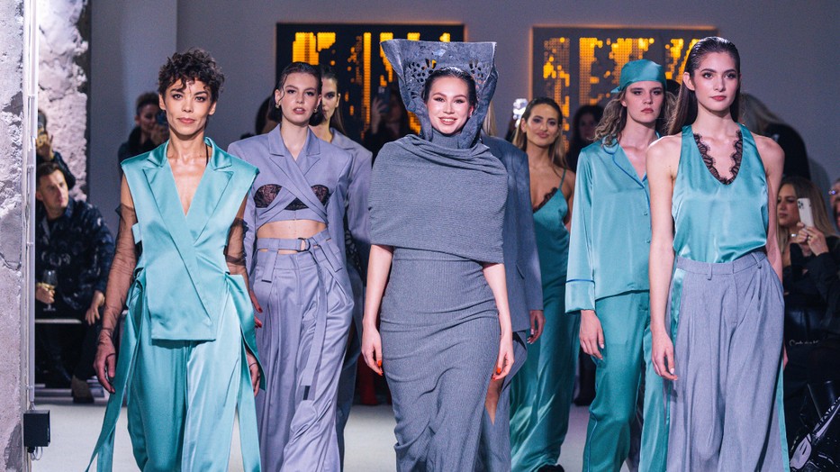 A Lozar márka különlegessége az időtálló, univerzális méretekben elérhető, művészi ihletésű ruhadarabokban rejlik