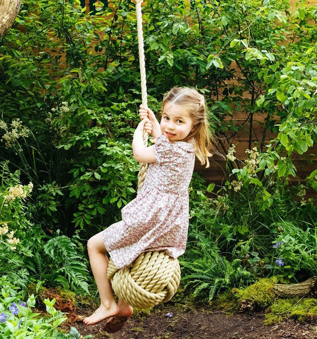 Sarolta hercegnő hintázik