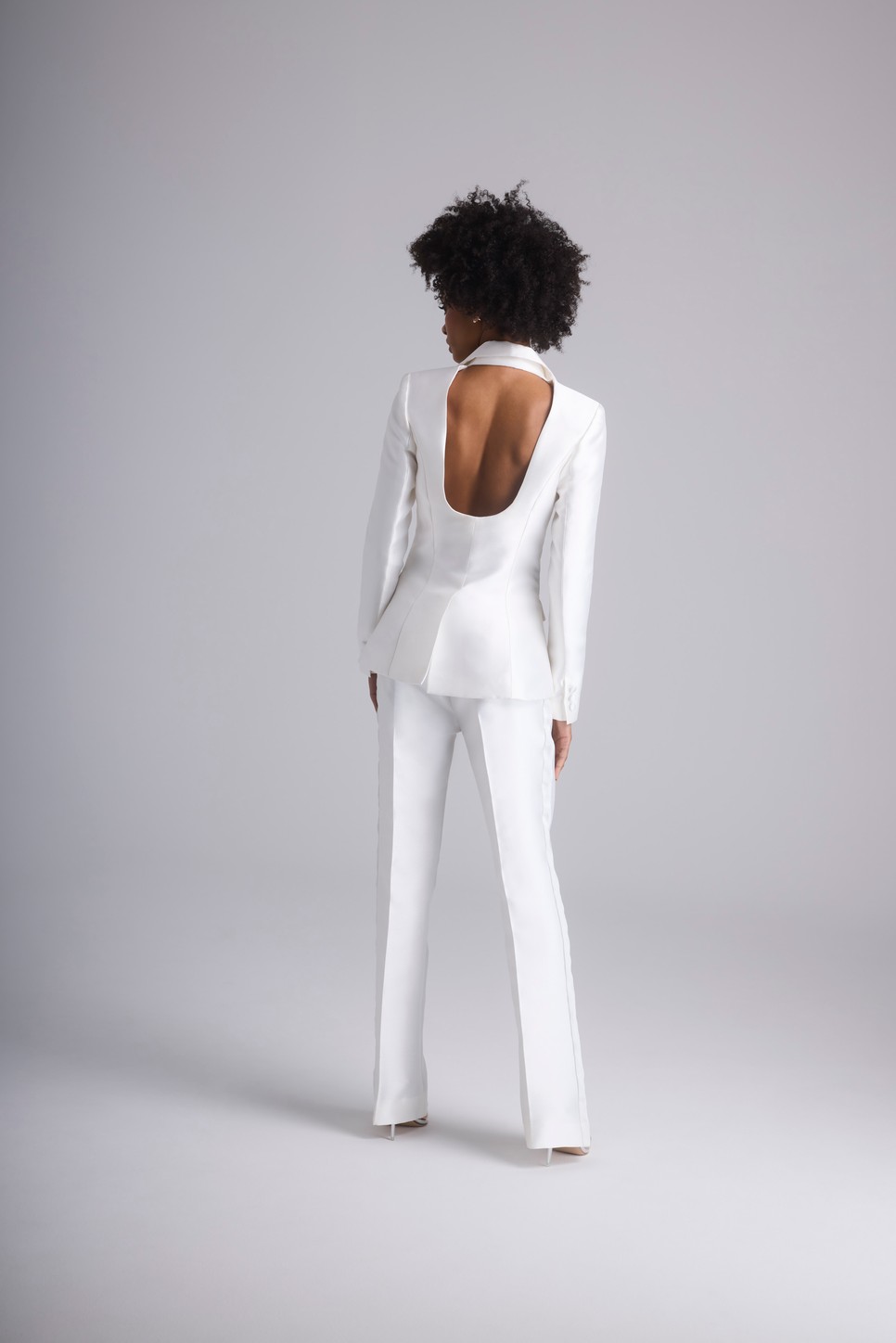 Ez a nyitott hát teszi szuperizgalmassá ezt a Scorcesa nadrágkosztümöt