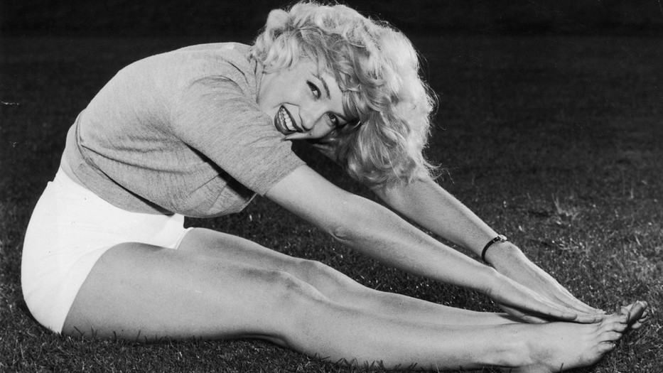 Marilyn Monroe nyújt