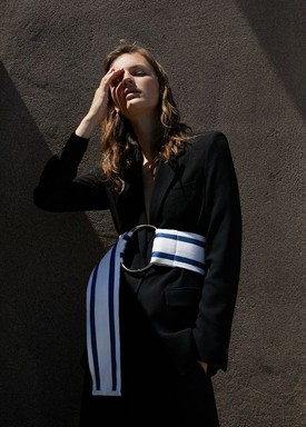 Kék-fehér fűző MANGO 2995 Ft- mango.com