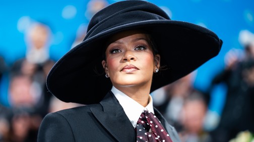 Rihanna pikáns fotói felrobbantották az internetet, egy szál bikiniben pózol az állapotos énekesnő