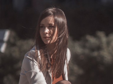 Anna a híradó előtt hazaugrik