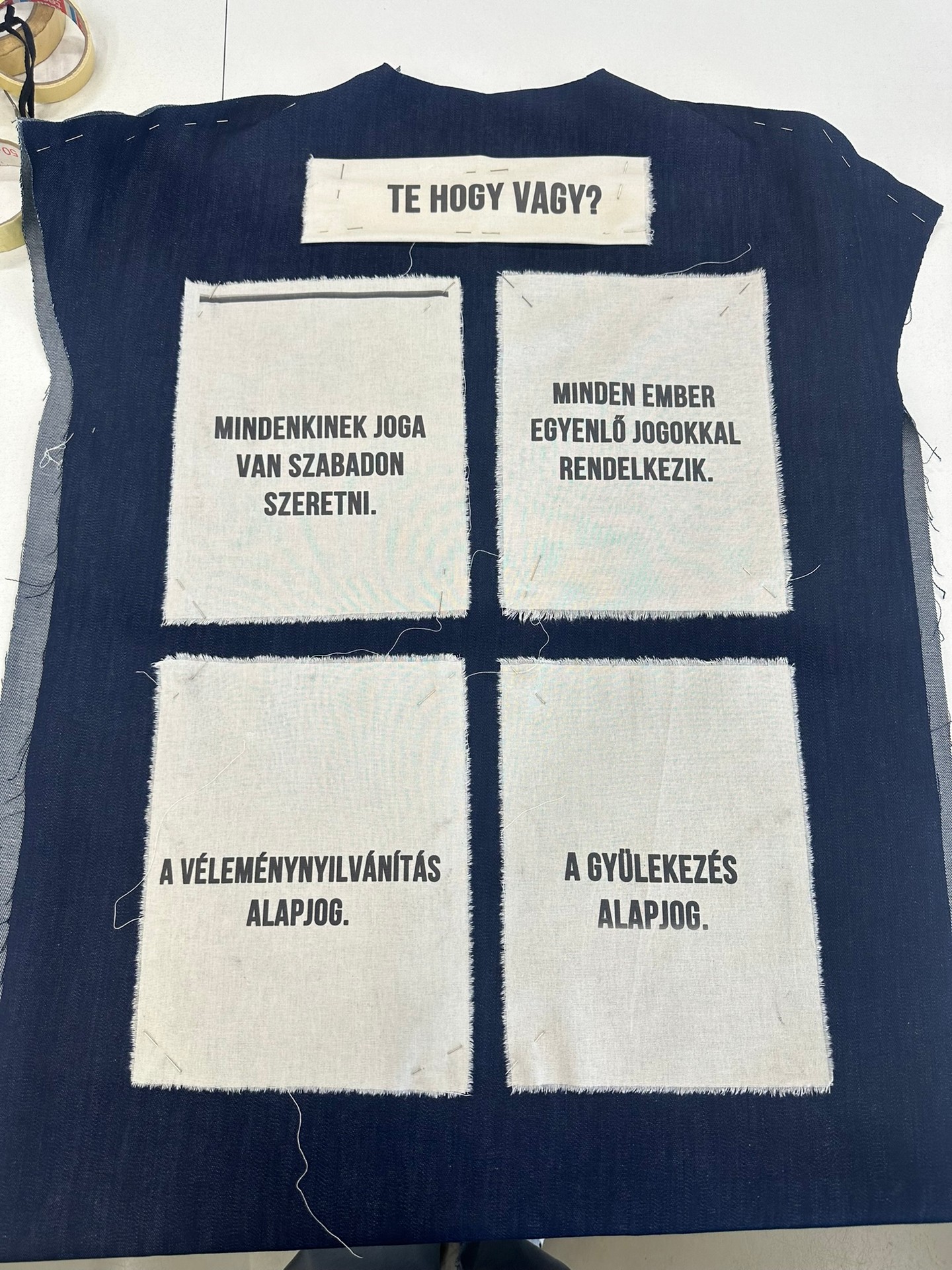 Marge politikai aktivista ruháját, mely az alapjogokból sorol fel pár nagyon aktuálisat, Szarvas Valentin tervezte a GLAMOUR gálára