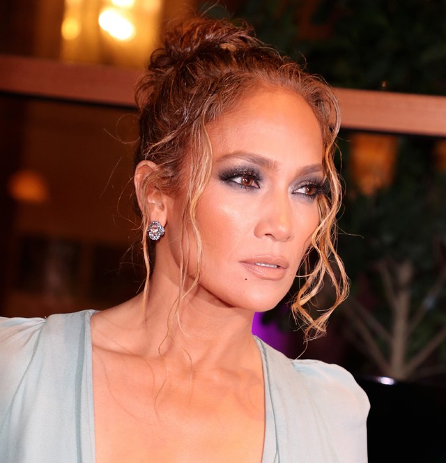 Jennifer Lopez nemcsak az év legszebb ruháját viselte tegnap, de még a frizurája is új