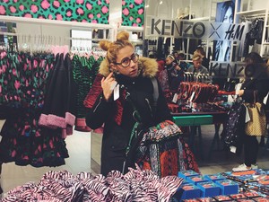 Hajnali fél 3-tól álltak sorban a KENZO x H&M ruhákra várva