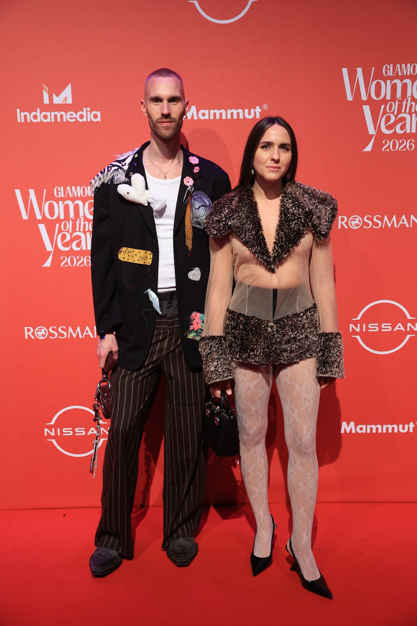 Eke Angéla Atelier Lajos szettjéből csak úgy ordít az egyediség és a meztelenség. A képen Angéla a ruha tervezőjével, Lajos Attilával látható, aki szintén egy nagyon izgalmas outfit mellett tette le a voksát. 