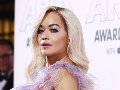 Rita Ora álomruhában: mintha egy felhőn libbent volna a vörös szőnyegre