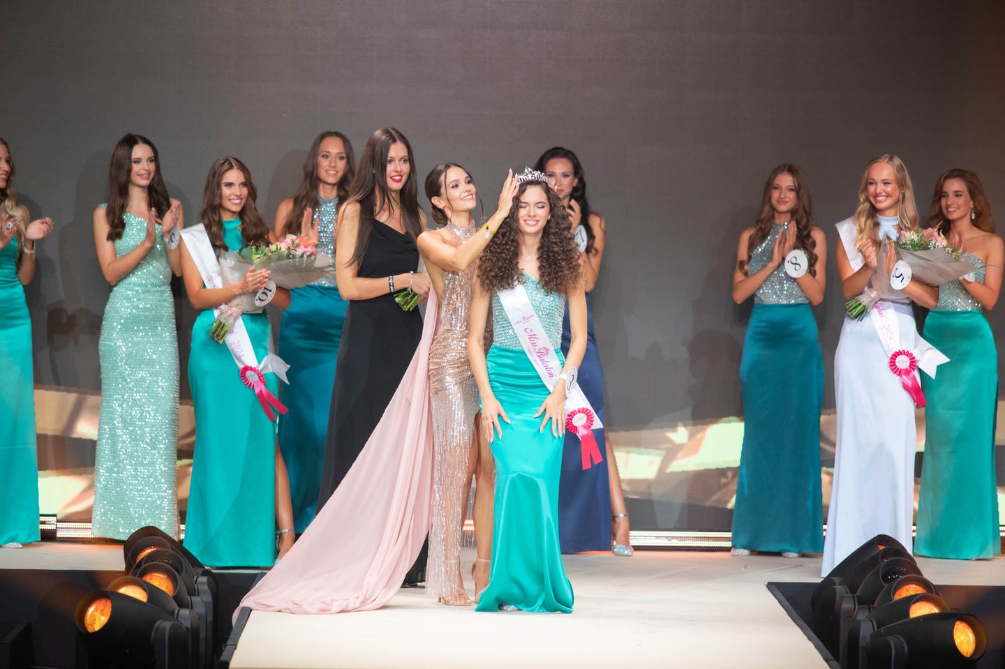 A koronát a korábbi nyertes, Csupor Olívia adta át Bábel Virágnak