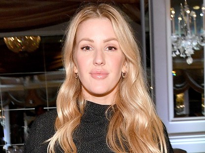 Ellie Goulding megmutatta eljegyzési gyűrűjét, és hogy a kockás és csíkos tökéletes együtt! 