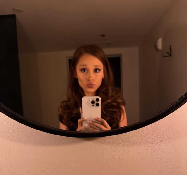 Ariana Grande újra sötétebb hajszínnel hódít