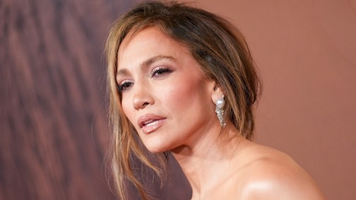 Jennifer Lopez dekoltázsától azonnal zavarba jössz, szűk felsője nem sok mindent takart