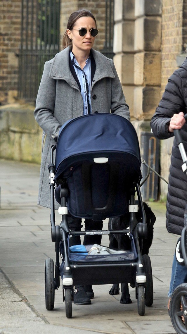 Igazi családi idill, ahogy Pippa Middleton az utcán sétálgat