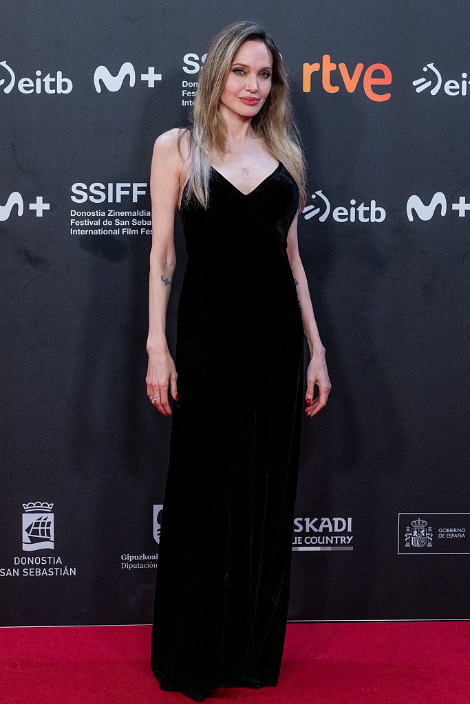 Angelina Jolie egy álomszép fekete estélyiben lépett a vörös szőnyegre