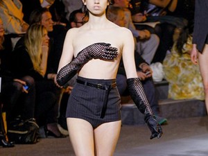 A szupermodell 18 éves lánya félmeztelenül a kifutón