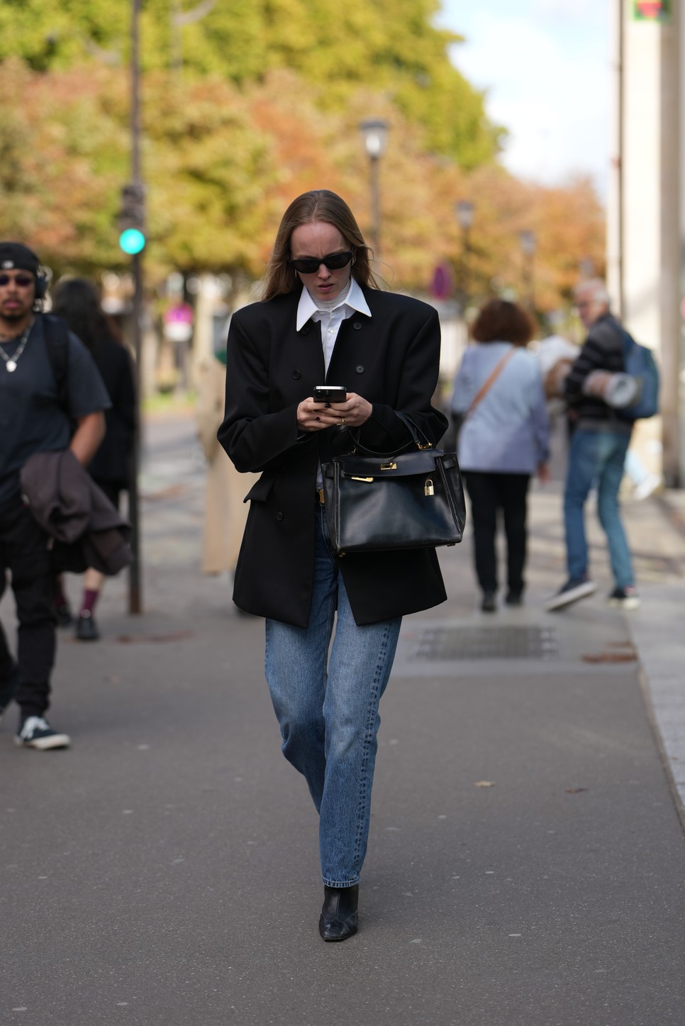 A szűk farmer még mindig jelen van, és mesés párosa a bokacsizmának