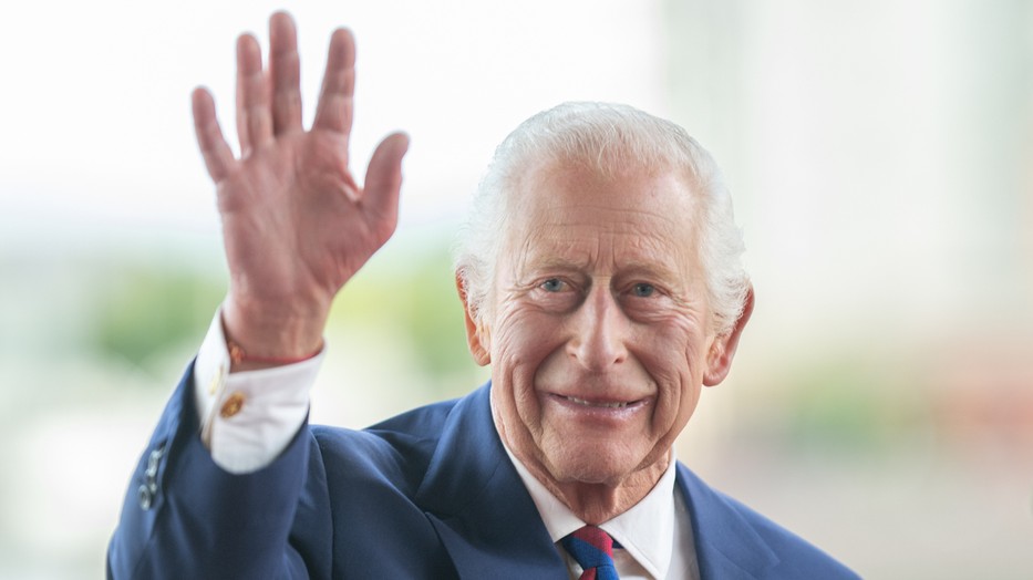 Károly király nagy utazásra készül