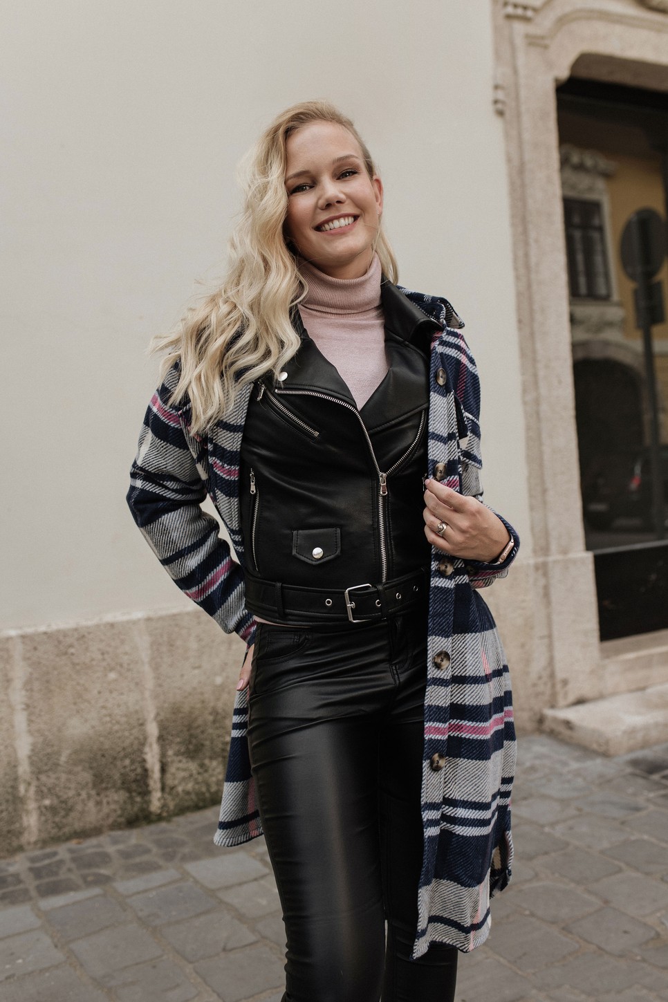 A fekete öszeállítás egy vagányabb vonalát mutatja meg a német márkának