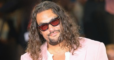 Jason Momoa és szerelme le sem tudták venni a kezüket egymásról, a vörös szőnyegen turbékolt a pár