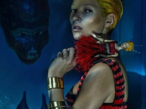 Kate Moss és Kicsi Én Alexander McQueen tavaszi kampányában