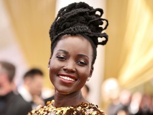 Lupita Nyong'o meztelen felsőtesttel jelent meg a vörös szőnyegen