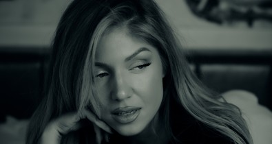 Tolvai Reni nagyon intim, nagyon érzékeny videóklippel tért vissza