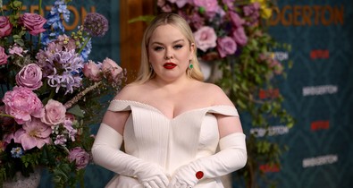 A Bridgerton sztárja meztelenre vetkőzött a kamerák előtt, és nyomós oka volt rá