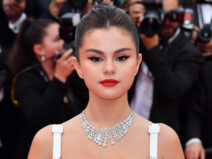 Selena Gomez vadító lábvillantással érkezett meg élete első cannes-i fesztiváljára